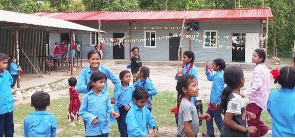 ११ वर्षपछि बाढीपीडित विद्यार्थीले पाए विद्यालयको छानो ११ वर्षपछि बाढीपीडित विद्यार्थीले पाए विद्यालयको छानो