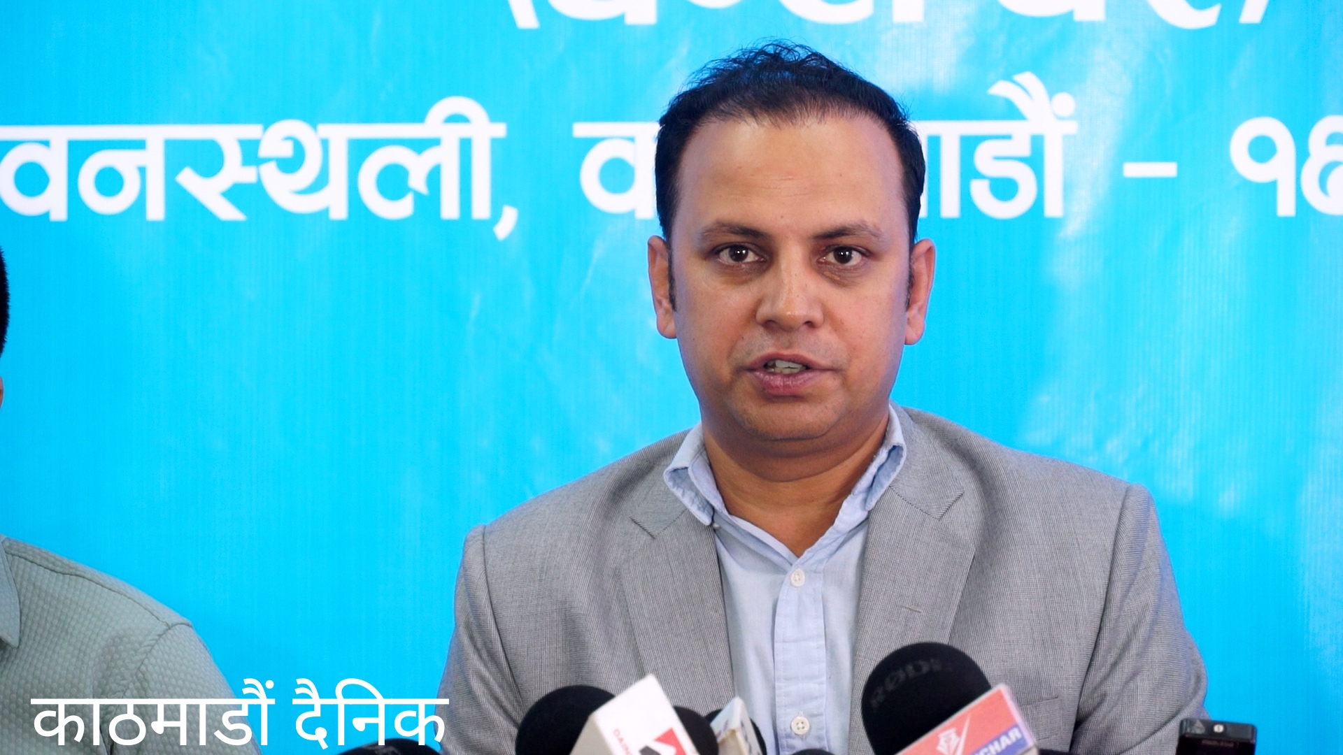 मनिष झा। Manish jha. रास्वपाले प्रदेश सभा खारेज गरी स्थानीय तहकै प्रतिनिधिमार्फत प्रदेश सञ्चालन गर्ने प्रस्ताव गरेको छ। सांसद मनिष झाले ११२ आयोग खारेज गरी अरबौं रुपैयाँ बचत गर्न सकिने बताए।