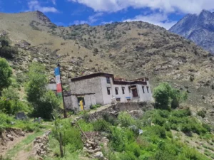 तिलगाउँमा ढुङ्गाले बनेका घरहरू पहाडको पृष्ठभूमिमा