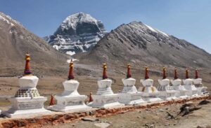 ३ हजार भारतीयले गरे कैलाश–मानसरोवर दर्शन 
भारतीय तीर्थयात्रीलाई ओसार्न हुम्ला सदरमुकाम सिमकोटमा अवतरण गरिएका जहाज ।