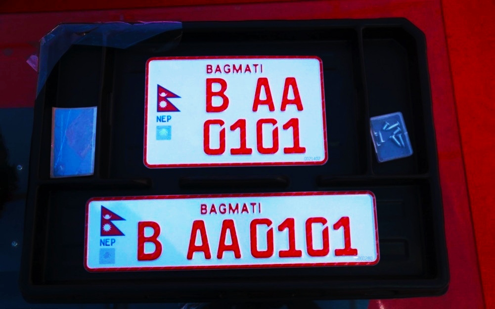 नेपाल इम्बोस्ड नम्बर प्लेट, नम्बर प्लेट विवाद नेपाल, embossed number plate Nepal, भ्रष्टाचारको साइनबोर्ड, नेपालमा नम्बर प्लेट शुल्क, यातायात विभाग विवाद, अंग्रेजी नम्बर प्लेट, नेपाली भाषा नम्बर प्लेट, embossed plate corruption Nepal, mandatory embossed plate Nepal