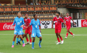 भदौ ४, काठमाडौं – भुटानमा आजदेखि सुरु भएको साफ यू–१७ महिला च्याम्पियनसिपको उद्घाटन खेलमै नेपाली टिम भारतसँग ७–० को भारी अन्तरले पराजित भएको छ। प्रतियोगिता भुटानको ऐतिहासिक चाङ्लिमिथाङ रंगशालामा भइरहेको छ, जहाँ पहिलो हाफमै भारतले ५ गोल गर्दै खेललाई आफ्नो पकडमा लिएको थियो। दोस्रो हाफमा थप २ गोल गर्दै भारतले नेपाललाई पूर्णरूपमा खेलबाट बाहिर धकेल्यो। नेपाली टिमका मुख्य प्रशिक्षक चेतनारायण श्रेष्ठले प्रतियोगिताअघि आयोजित पत्रकार सम्मेलनमा उपाधि जित्ने लक्ष्य राखिएको बताएका थिए। तर, प्रतियोगिताको पहिलो खेलमै टिमले झट्का बेहोर्नु परेको छ। यो प्रतियोगिता डबल राउण्ड रोबिन लिग स्वरूपमा अगस्ट २० देखि ३१ सम्म सञ्चालन हुनेछ, जसमा नेपाल, भारत, बंगलादेश र आयोजक भुटान सहभागी छन्। नेपालले आफ्नो दोस्रो खेल आगामी शुक्रबार भुटानसँग खेल्नेछ। यसै प्रतियोगिता अन्तर्गत आजको दोस्रो खेलमा आयोजक भुटान र बंगलादेश भिड्दै छन्। 