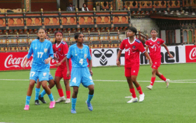 भदौ ४, काठमाडौं – भुटानमा आजदेखि सुरु भएको साफ यू–१७ महिला च्याम्पियनसिपको उद्घाटन खेलमै नेपाली टिम भारतसँग ७–० को भारी अन्तरले पराजित भएको छ। प्रतियोगिता भुटानको ऐतिहासिक चाङ्लिमिथाङ रंगशालामा भइरहेको छ, जहाँ पहिलो हाफमै भारतले ५ गोल गर्दै खेललाई आफ्नो पकडमा लिएको थियो। दोस्रो हाफमा थप २ गोल गर्दै भारतले नेपाललाई पूर्णरूपमा खेलबाट बाहिर धकेल्यो। नेपाली टिमका मुख्य प्रशिक्षक चेतनारायण श्रेष्ठले प्रतियोगिताअघि आयोजित पत्रकार सम्मेलनमा उपाधि जित्ने लक्ष्य राखिएको बताएका थिए। तर, प्रतियोगिताको पहिलो खेलमै टिमले झट्का बेहोर्नु परेको छ। यो प्रतियोगिता डबल राउण्ड रोबिन लिग स्वरूपमा अगस्ट २० देखि ३१ सम्म सञ्चालन हुनेछ, जसमा नेपाल, भारत, बंगलादेश र आयोजक भुटान सहभागी छन्। नेपालले आफ्नो दोस्रो खेल आगामी शुक्रबार भुटानसँग खेल्नेछ। यसै प्रतियोगिता अन्तर्गत आजको दोस्रो खेलमा आयोजक भुटान र बंगलादेश भिड्दै छन्।