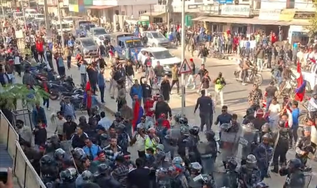 युवा संघ–जेन-जी झडप : धनगढीको सडकमा तनाव, विरोधमा उत्रिएका जेनजीलाई हातपात